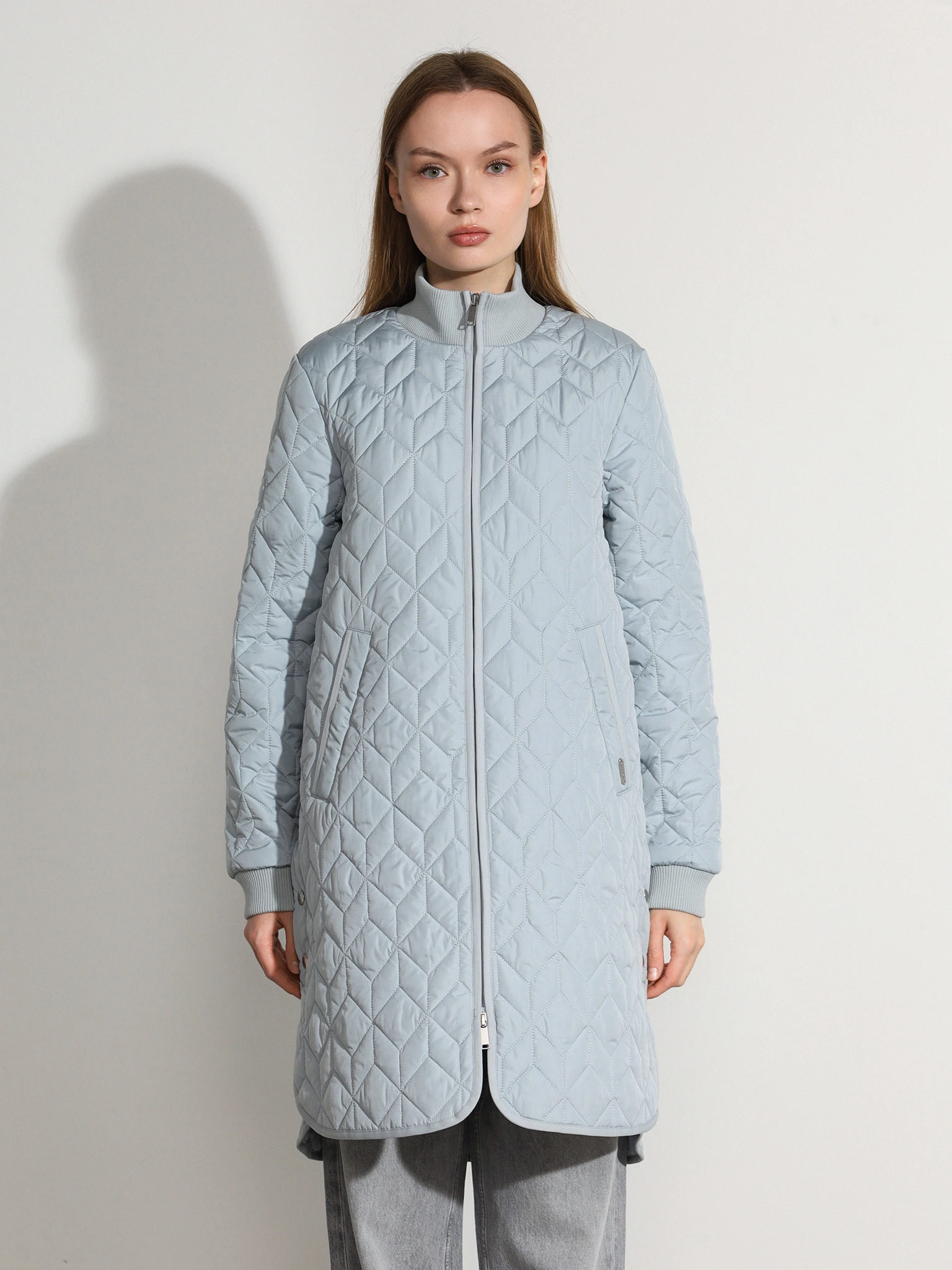 Пальто стеганое голубого цвета прямого кроя